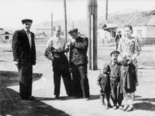 Polacy zwolnieni z sowieckich łagrów w czasie pobytu na zesłaniu.