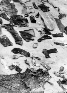 Przedmioty należące do polskich oficerów, znalezione podczas ekshumacji.