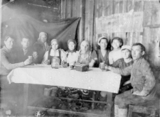 Polacy deportowani do ZSRR, czwarta po prawej Krystyna Pilna (z d. Walczak) z matką Kazimierą Walczak.