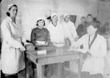 Polacy deportowani do ZSRR, Kazimiera Walczak w stołówce - kroi chleb.