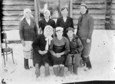 Polacy deportowani do ZSRR, stoi pierwsza od prawej: Kazimiera Walczak, siedzi: pierwsza od prawej (w berecie) Krystyna Pilna (z d. Walczak).