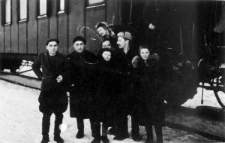 Polacy zwolnieni z łagr&oacute;w powracający do kraju, pierwsza z prawej stoi Stanisława Gortyńska. Podpis na odwrocie: "Pożegnanie p&oacute;łnocy".