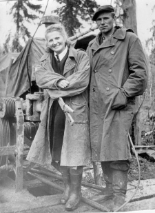 Odwierty w tajdze, z lewej stoi Stanisława Gortyńska, zatrudniona przy nadzorze prac geologicznych i Filip, zesłaniec (nazwisko nieznane).