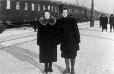 Repatriacja Polaków zwolnionych z łagrów, z lewej stoi Stanisława Gortyńska. Podpis na odwrocie: "Stasiątko i Zosiątko powracające z wczasów".