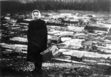 Helena Dowal-Pieciulko na zesłaniu, w tle zabudowania.