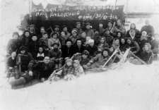 Zesłańcy pracujący w kopalni złota, trzeci od lewej w środkowym rzędzie stoi Fryderyk Lebica, na zdjęciu są także jego rodzice i siostra.