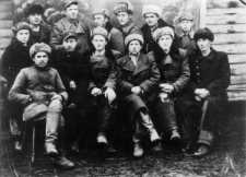 Siedzą od lewej: Władysław Pawlisz, Bronisław Keller, Mar. Pawlisz, Eugeniusz Kot, Tadeusz Sroka, Bronisław Prostak; stoją od lewej: Jan Keller, Adam Protasiewicz, Mieczysław Pawlisz, Władysław Woźniakiewicz, Ita. Pendel, Jan Kot, Henryk Bichalski.