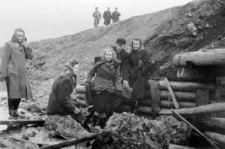 Spotkanie Polek-łagierniczek z Polakami-łagiernikami po dziesięciu latach korespondencji, od lewej: Bronisława Kutiuk, Wanda Cejko, Barbara Dudycz, NN, Hanna Szyszko-Norska.