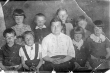 Uczniowie i nauczycielka z polskiej szkoły w Kałmańskim sowchozie. Siedzą od prawej: Danuta Mikulak, Irena (nazwisko nieznane), nauczycielka Stanisława Zygadło (z domu Najranowska); pierwsza z lewej: Ola (nazwisko nieznane), obok nauczycielki NN; powyżej pierwsza z lewej: Basia Kuczyńska, chłopiec z białym kołnierzykiem - Kola, Jadwiga Byszewska, Regina Byszewska.