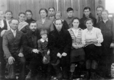 Polacy deportowani do kołchozów "Krasnyj chleborob" i "Dałaj", trzecia z lewej siedzi Celina Kojkało, piąta z prawej stoi Jadwiga Kojkało.