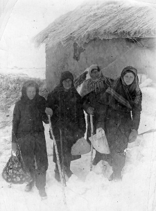 Polki deportowane do Kazachstanu w czasie wyprawy po chleb; na zdjęciu Regina Wisłocka, Czesława Ostrowiecka, Janina Bartoszukówna i Wiesława Batowska.