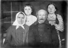 Rodzina Sacałów deportowana do ZSRR, pierwsza z prawej stoi Anna Sacała, druga Maria (zmarła w kwietniu 1942).