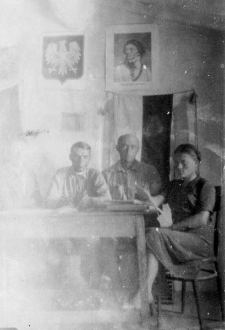 Rejonowy Zarząd Związku Patriotów Polskich, za stołem siedzą: Gutel, Holander i Mróz, kobieta NN.