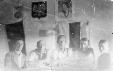 Rejonowy Zarząd Związku Patriotów Polskich, za stołem siedzą: Gutel, Holander, Węgrzyn i Mróz, kobieta NN.