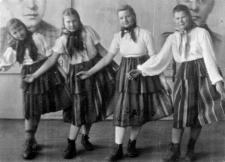 Polska szkoła nr 2, taniec łowiczanek w wykonaniu uczennic klasy V i VI, od lewej: pierwsza Maria Wyganowska, trzecia - Barbara Wilska.