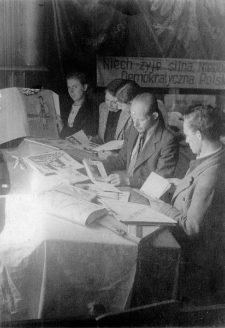 Wystawa zorganizowana przez Związek Patriotów Polskich, w kostiumie w kratkę Janina Czarnocka.