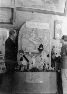 Wystawa zorganizowana przez Związek Patriotów Polskich, przed działem zabawek stoi p. Kwapiszewski (z lewej) i H. Szmeruk.