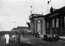 Przed klubem garbarzy w owcosowchozie, na ścianie klubu wisi transparent: "Witamy wybory do Rady Najwyższej RSFSR nowym zobowiązaniem stachanowskiego współzawodnictwa".