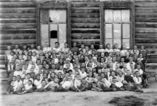 Wychowankowie i personel ochronki, w białej bluzce z czarną kokardką siedzi pani Godlewska, w tym samym rzędzie pierwsza z prawej siedzi Franciszka Chylińska.