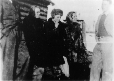 Przed barakiem z rodziną Gelibterów. Stoją od lewej: Lutek Gelibter, matka Regina Gelibter, Wanda Brodowska, Zofia Brodowska, Bronek Gelibter.