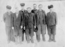 Byli więźniowie łagrów, brygada robocza, drugi z prawej: Kazimierz Klimaszewski.