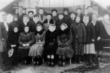 Zesłańcy z Polski, Ukrainy i Mołdawii przed wybudowanym przez siebie domem.