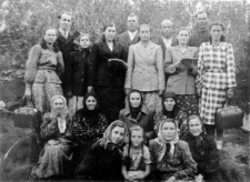 Zesłańcy z Mołdawii i Ukrainy zebrani na leśnej polanie na nabożeństwo.