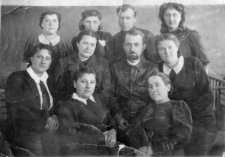 Grupa zesłańców polskich na dwa miesiące przed wyjazdem do Polski, pierwsza z prawej Maria Skłodowska.