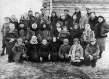 Grupa Polaków deportowanych do kołchozu Kowal. Od lewej do prawej siedzą: p. Gajkowa, Józef Naruszewicz, Antonina Naruszewicz, p. Woronowiczowa, kobieta z dzieckiem NN, p. Grudziłowiczowa i Modesta Nowakowa (matka Aliny Wawrzyńskiej); stoją od lewej: Gajek, Czesia Drozdówna, Irka Gajkówna, Wicia Naruszewicz, p. Drozdowa, Kupidura, siostra Kupidury, Irena Naruszewicz, Anka Naruszewicz, Wasyl Skałecki, siostra Skałeckiego, Piotr Magryn, kobieta NN, Józik Naruszewicz, Marysia Szusterówna i Janka Naruszewicz; siedzą na dole od lewej: Gajek, Alina Nowakówna (Wawrzyńska), Fila Drozdówna, Skałecka, chłopiec NN, Marian Nowak i Henio Naruszewicz.