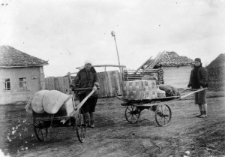 Wiktoria i Janina Naruszewiczówny, deportowane do ZSRR, podczas przeprowadzki w kołchozie Kowal.