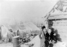 Leon Cydzik z więźniarką łagru kobiecego.