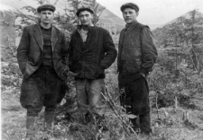 Leon Cydzik ze współwięźniami w jednym z obozów, podczas krótkiego lata; w tle hałdy żużlu z kopalni uranu.