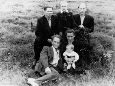Byli więźniowie łagrów na zesłaniu, z przodu Tadeusz Dziemidok z żoną i synem, z tyłu koledzy Tadeusza Bronisław i Nikodem.