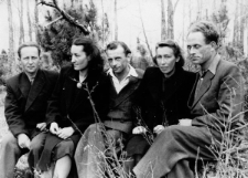Byli więźniowie zwolnieni z łagrów, siedzą od lewej: Janusz Czeczot [ze Świsłoczy], Krystyna [ze Lwowa], Stanisław Kawecki [ze Lwowa], NN, Tadeusz Dziemidok.