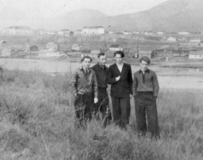 Polacy na zesłaniu, w tle posiołek Orotukan.