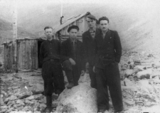 Więźniowie zatrudnieni w kopalni rudy cynku, z prawej stoi Henryk Witrylak, obozowy lekarz.