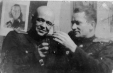 Oficerowie NKWD pracujący w obozie przy kopalni rudy cynku.