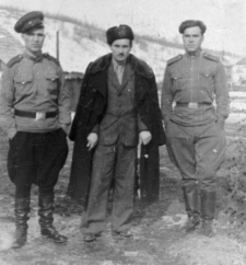 Henryk Witrylak (obozowy lekarz) i dwaj żołnierze NKWD w łagrze przy kopalni rudy cynku.