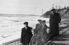 Polacy, byli więźniowie sowieckich łagrów, podczas powrotu do kraju, w okularach Józef Romański, z prawej stoi Ogrodnik, po drugiej stronie Amuru widać Chiny.