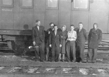 Byli więźniowie łagr&oacute;w powracający do kraju, z prawej stoi Henryk Witrylak.