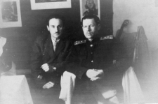 Naczelnik łagru kapitan Łabutin i obozowy lekarz Henryk Witrylak.