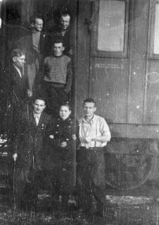 Polacy, byli więźniowie sowieckich łagrów powracający do kraju, w pierwszym rzędzie od lewej stoi Henryk Witrylak.
