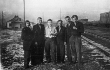 Polacy, byli więźniowie sowieckich łagrów podczas powrotu do kraju, pierwszy z lewej stoi Henryk Witrylak.