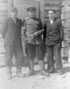 Henryk Witrylak (z prawej) z komendantem dywizjonu ochrony i geologiem - zesłańcem.