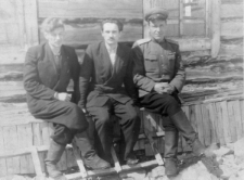 Henryk Witrylak (w środku) z komendantem dywizjonu ochrony i geologiem - zesłańcem.