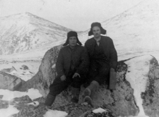 Z prawej siedzi Henryk Witrylak, obozowy lekarz.