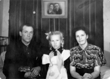 Rodzina Kasperowiczów podczas przymusowego osiedlenia w posiołku Bolszewik, w środku Anna Kasperowicz w stroju pionierki.