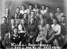 Kółko artystyczne Związku Patriotów Polskich, w drugim rzędzie od góry trzecia od prawej stoi Zofia Kucharzów, deportowana z Trembowli w 1941 r.