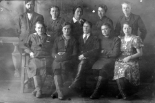 Pierwsza z prawej siedzi Zofia Kucharzów, deportowana z Trembowli.