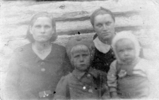 Polki zesłane z rodzinami do kołchozu Kornosowo; od lewej: Regina Dąbrowska ze wsi Kołaki (woj. łomżyńskie) z córką Danusią i Waleria Armusiewicz z synem Eugeniuszem, urodzonym na zesłaniu 1 stycznia 1942.